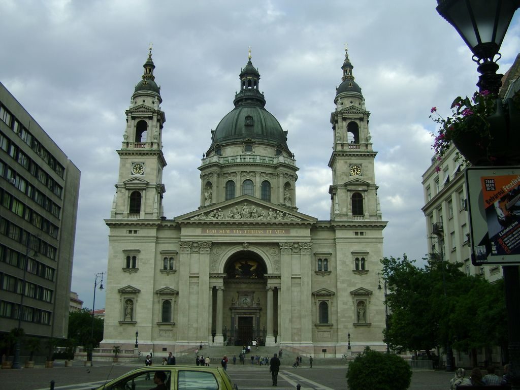 Vista frontal de la Basílica de San Esteban.