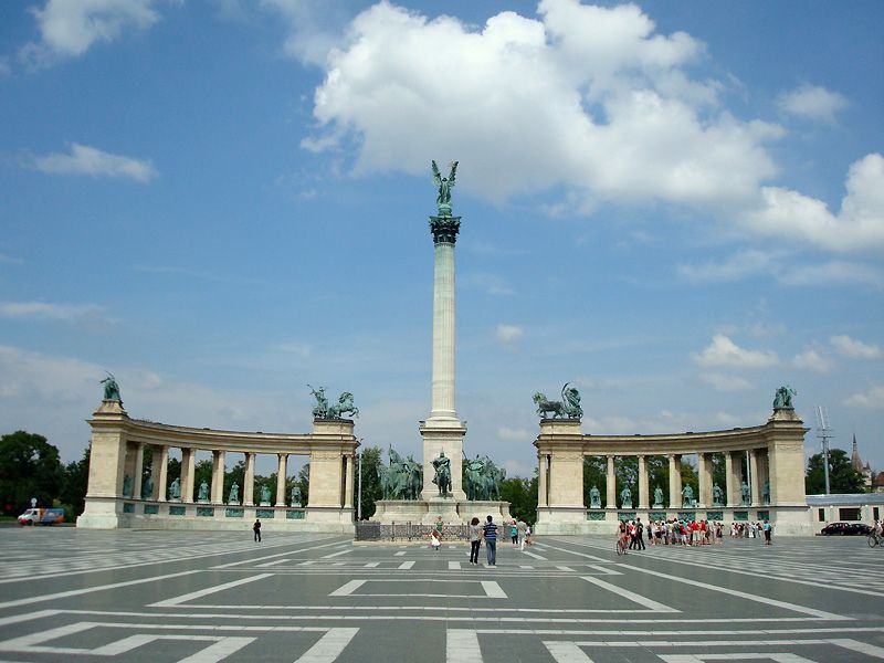Plaza-de-los-Heroes-en-Budapest