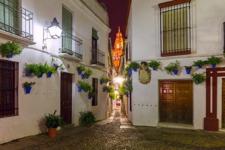 La Famosa calle llamada La Calleja de las Flores, uno de los lugares imprescindible que ver en Córdoba