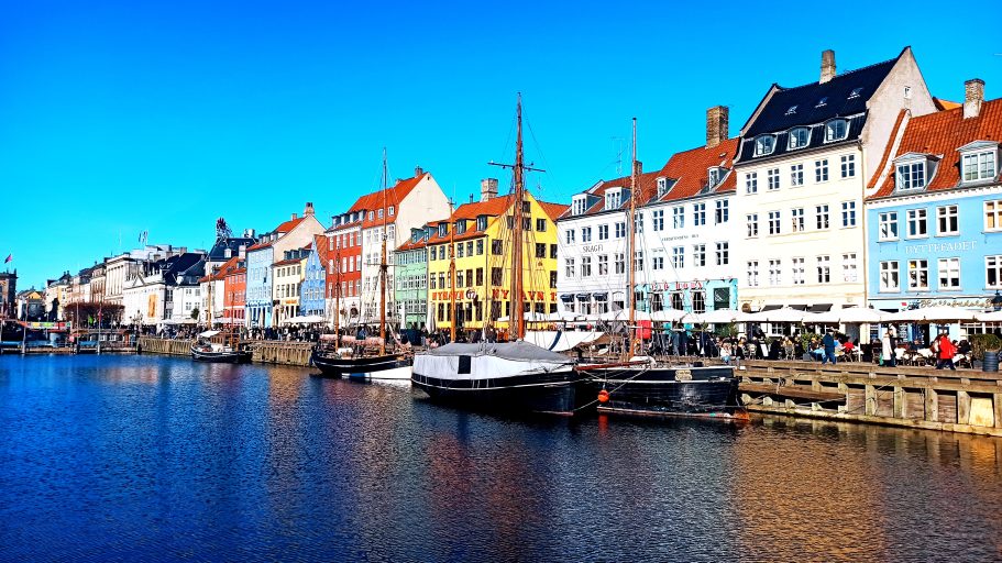 Canal de Nyhavn en la ciudad de Copenhague