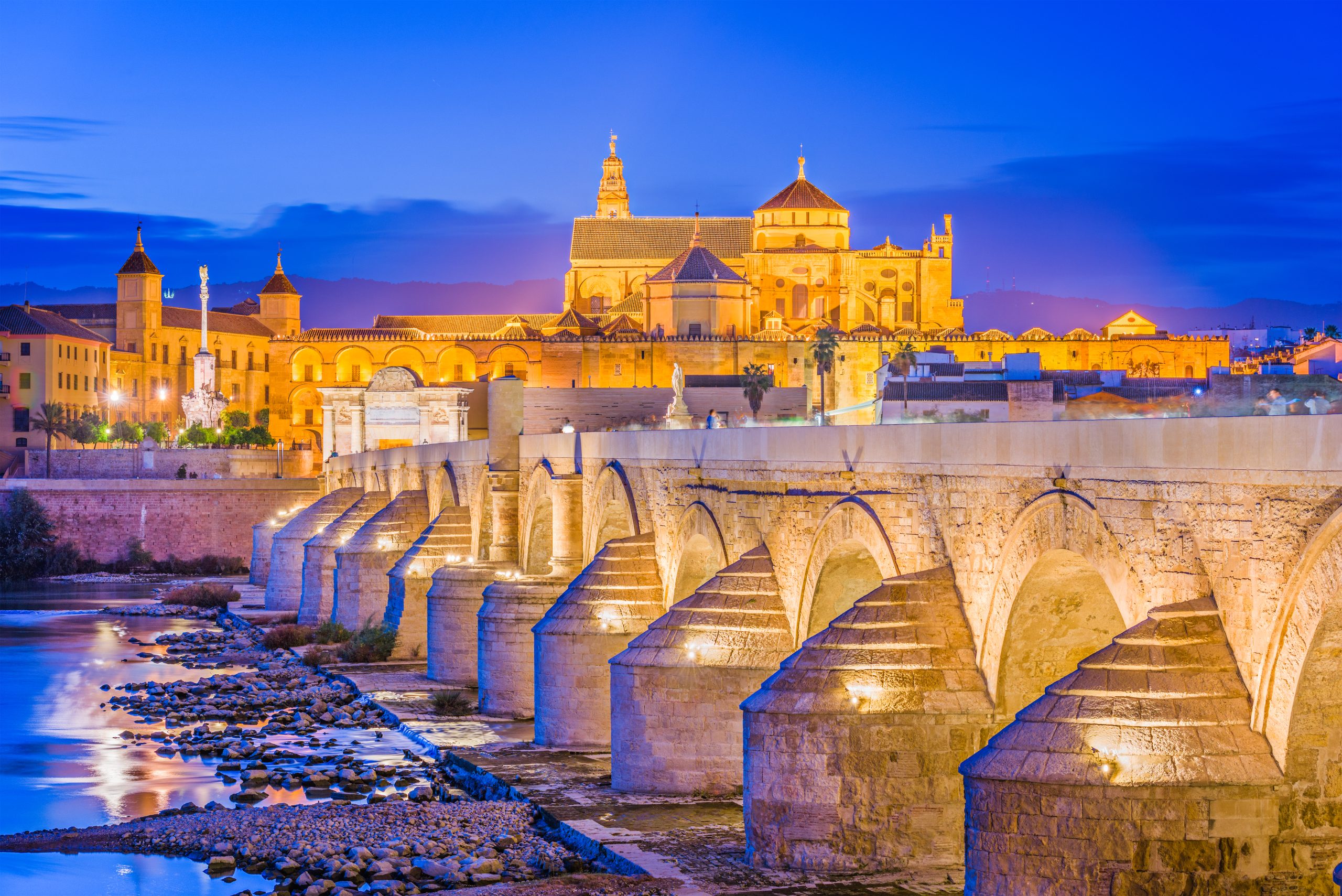 Puente Romano de Córdoba con la Mezquita al fonfo