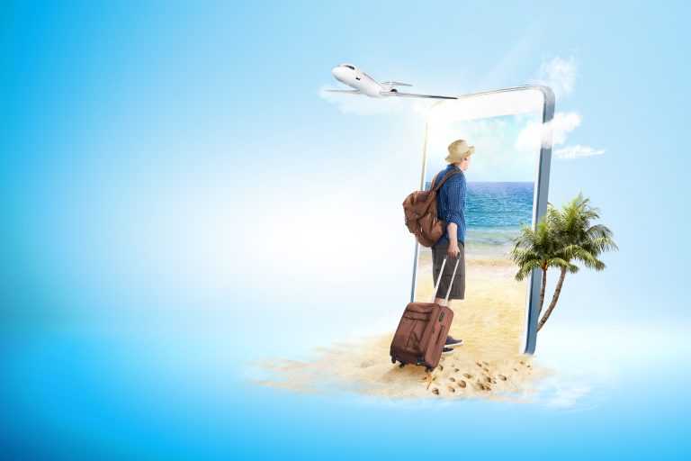 Hombre con maleta y mochila caminando a la playa