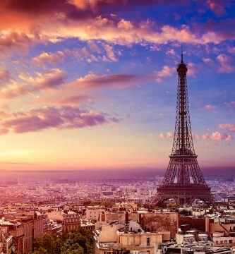 París con su famosa Torre Eiffel destacando entre los edificios.