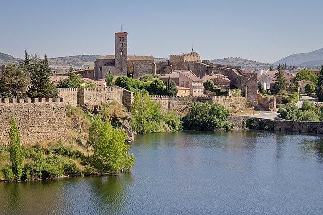 Buitrago de Lozoya, preciosa vista del puente y castillo