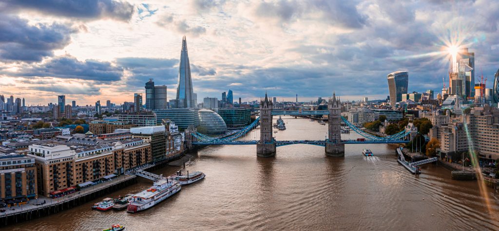 Vista panorámica de una puesta de sol en Londres, con el puente de la torre de londres y el río Támesis