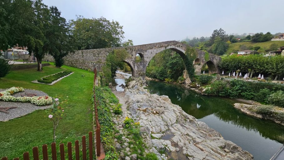 El antiguo puente de piedra de Cangas de Onís se arquea con gracia sobre el tranquilo río.
