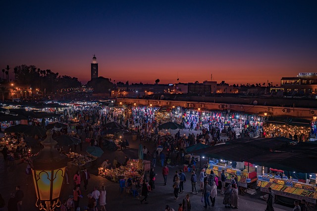 Mercado nocturno en Marruecos, al fondo una mezquita