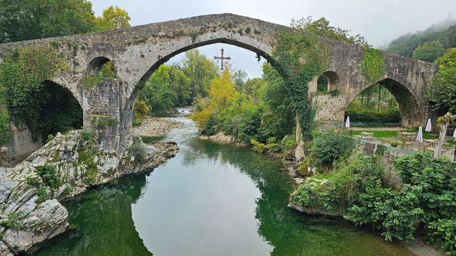 El antiguo puente de piedra de Cangas de Onís cruza con gracia un río tranquilo.