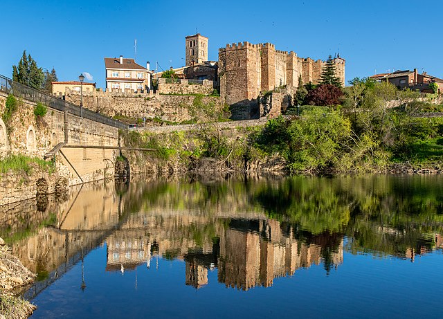 Precioso reflejo deñ casco antiguo de Buitrago de Lozoya en el río