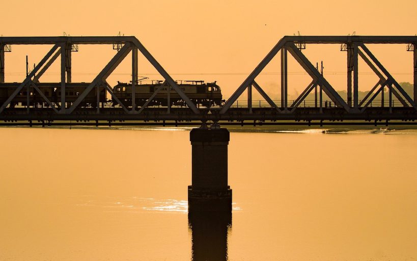 Tren Dorado atravesando un puente