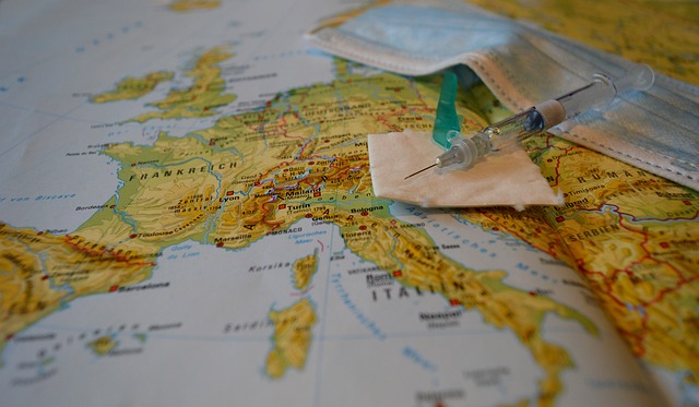 Plano de Europa con una jeringa con aguja indicando que hay que vacunarse para viajar por el mundo