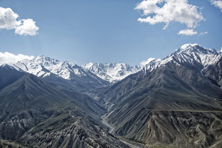 El Valle de Wakhan en Afganistán. Este valle montañoso es una joya oculta para los viajeros intrépidos que buscan experiencias únicas