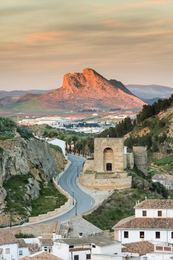 Antequera al atardecer, al fondo la Peña de los enamorados