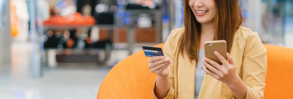 Mujer comprando con tarjeta desde el móvil