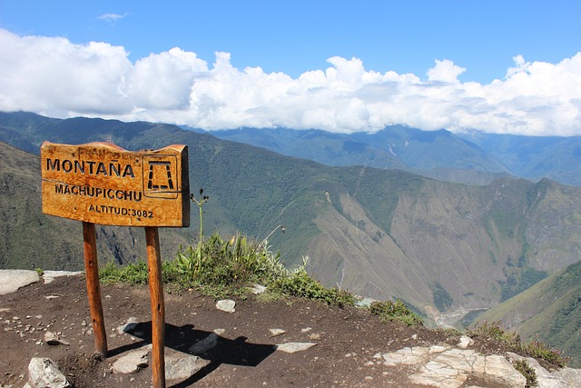 Cartel de madera indicando la altura de Machu Picchu