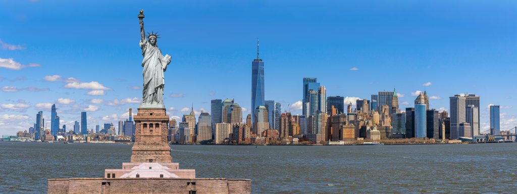 Preciosa imagen panorámica de NUeva York con la Estatua de la LIbertad y Manhattan