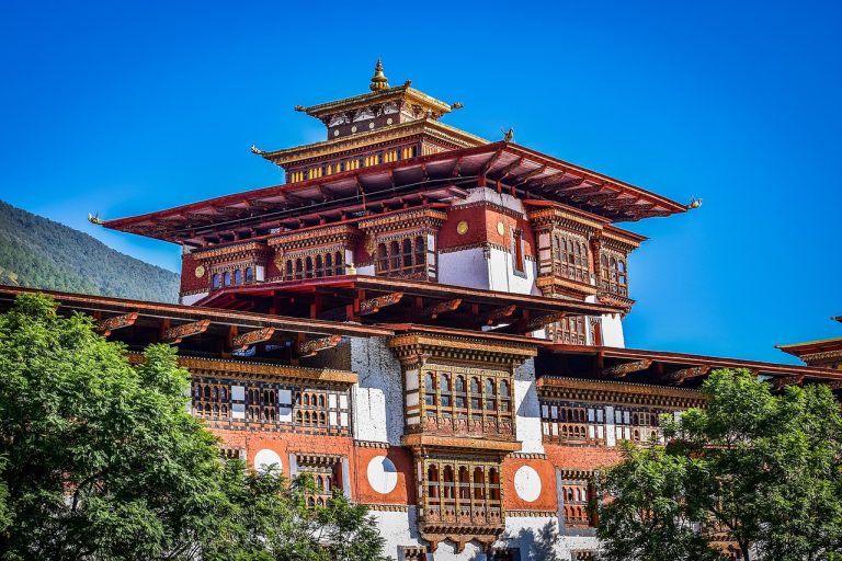 Bután es un reino donde el paso del tiempo apenas se percibe y se respira espiritualidad y que recibe al viajero con las manos abierta. En la imagen un palacio o dzong