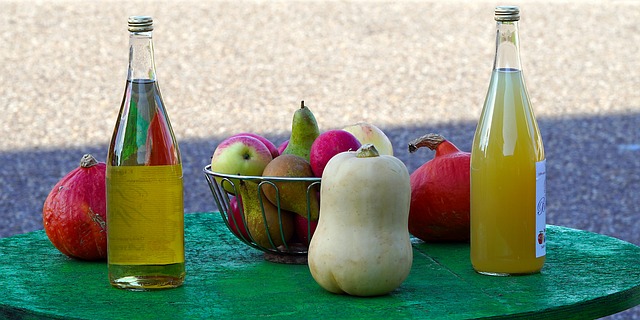 Botellas de sidra asturiana con manzanas