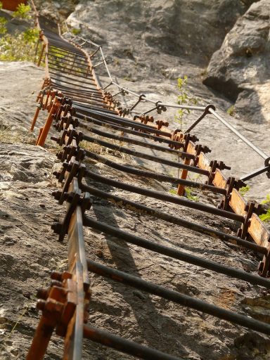 Escalera para subir una montaña