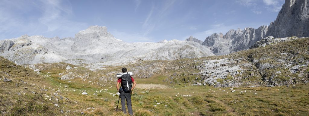 Hombre observando las montañas