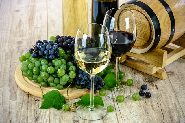 Bonita composición fotográfica con copas de vino, barril y uvas