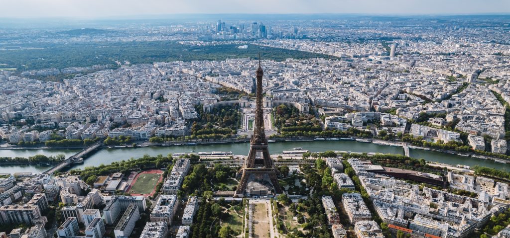 Vista aérea de París con el río Sena y la famosa Torre Eiffel