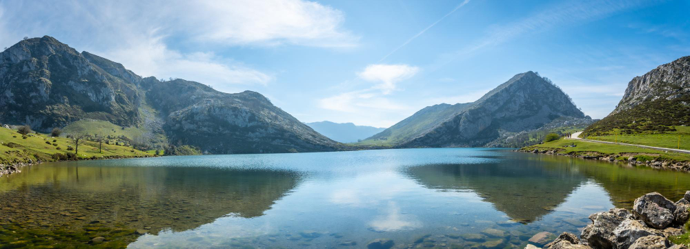 Preciosa vista panorámica del lago Enol en Covadonga, Asturias, España