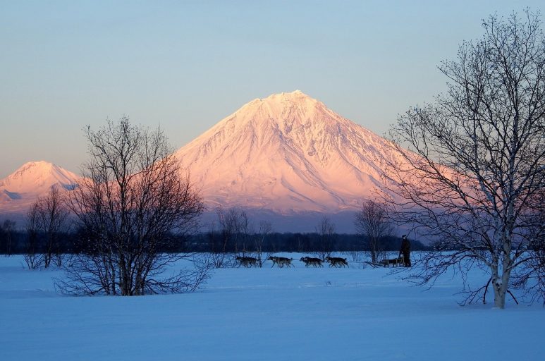 El volcán Klyuchevskaya en Kamchatka, Rusia es uno de los más grandes del mundo