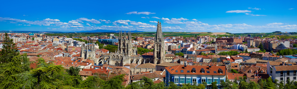 Vista aérea de la ciudad de Burgos, en España, con su catedral