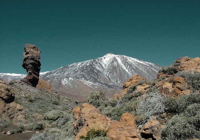 El Teide luce majestuoso en esta fotografía, con nieve en la cima