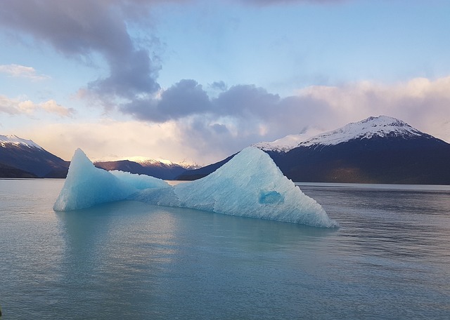 Un iceberg en el Lago Argentino en la Patagonia