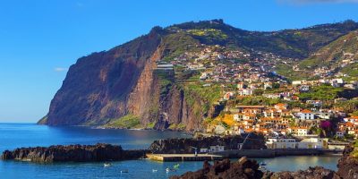 Vista parcial de Madeira, mar, montaña y ciudad
