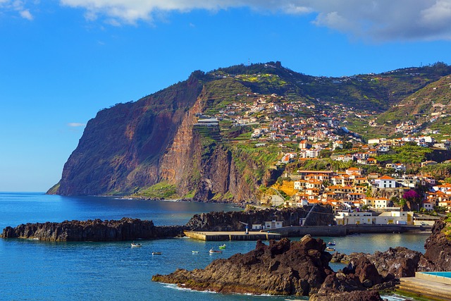 Vista parcial de Madeira, mar, montaña y ciudad