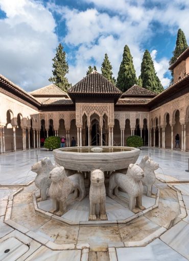 Patio de los leones en el interior de la Alhambra de Granada, España