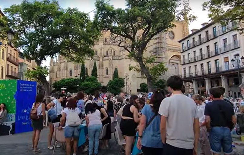 Plaza Mayor de Segovia, con mucha gente divirtiéndose