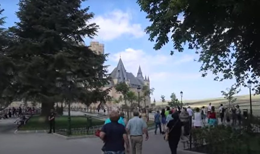 Plaza de la Reina Victoria Eugenia en Segovia con gentes paseando 