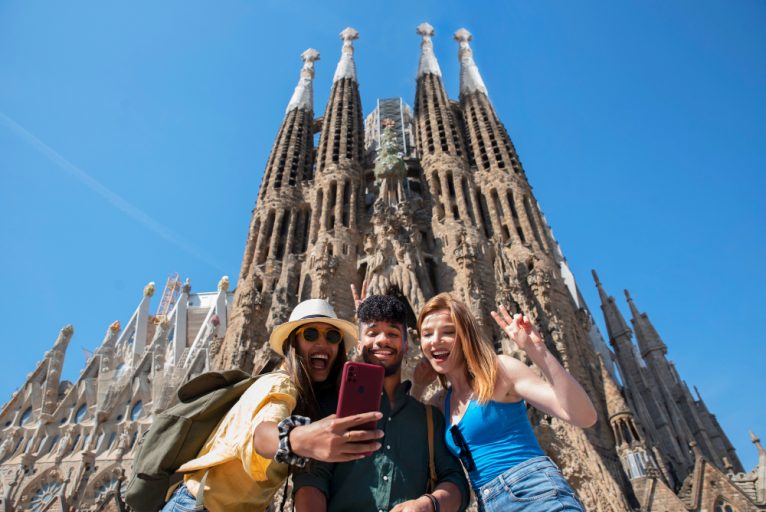 Turistas haciéndose un selfie en la Sagrada Familia de Barcelona
