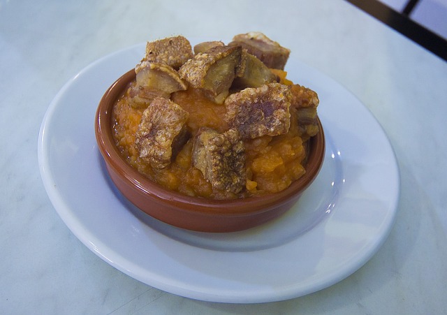 Patatas revolconas de Ávila, servidas en un plato