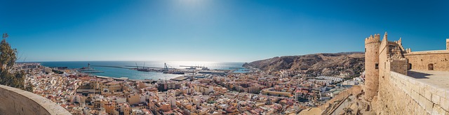 Vista panorámica de Almería con la Alcazaba en primer plano