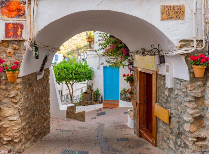 Arco a le entrada de una calle en el precioso pueblo de Mojácar en Almería, España