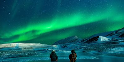 Mirando una aurora boreal en el Ártico
