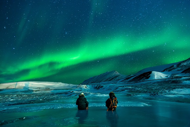 Mirando una aurora boreal en el Ártico