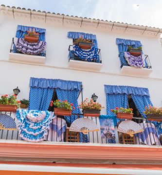 Balcones con abanicos y trajes de gitana en una casa de Marbella en la Costa del Sol en Andalucía, España