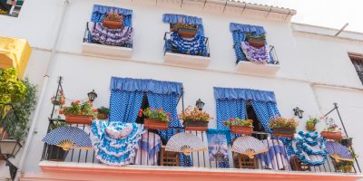 Balcones con abanicos y trajes de gitana en una casa de Marbella en la Costa del Sol en Andalucía, España