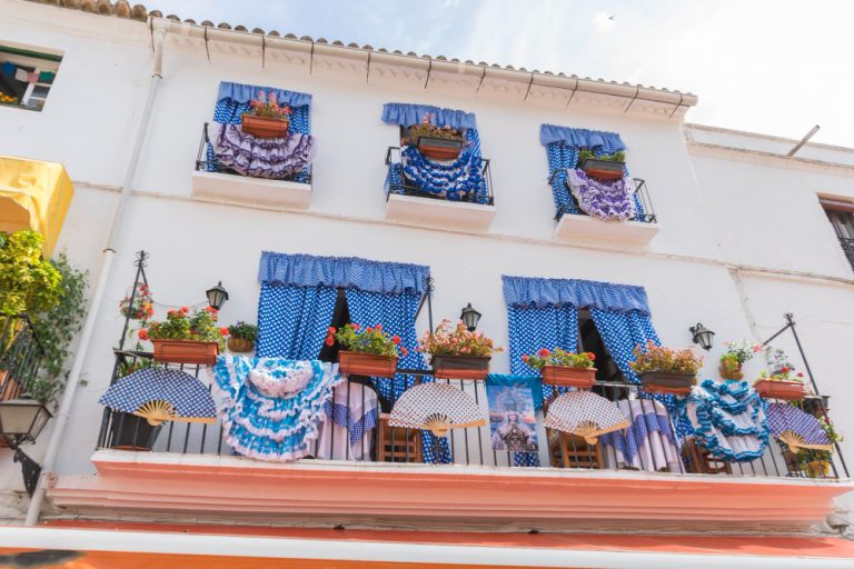Balcones con abanicos y trajes de gitana en una casa de Marbella en la Costa del Sol en Andalucía, España
