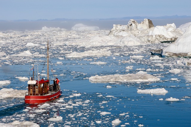 Barco navegando en Groenlandia