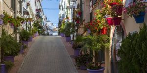 Preciosa calle de Estepona con preciosas macetas con flores en sus paredes