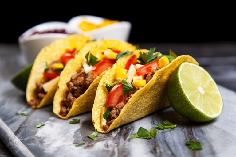 tres tacos de comida mejicana preparados `para comer