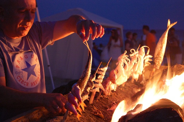 Espetero cocinando los estetos