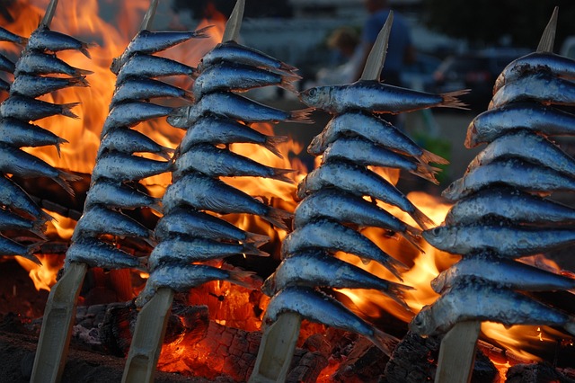 Sardina en espeto en el fuego